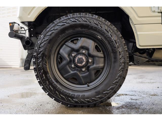 ジムニー 　／オールペイントデザートカーキ／２インチアップ／最終５型モデル／クラシックグリル／ジオランダーマッドタイヤ／前後ステンレスバンパー／クリスタルヘッドライト／ドライブレコーダー／シートカバー／エアコン／（19枚目）