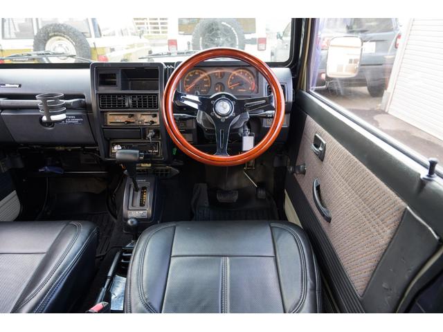 ジムニー 　／オールペイントデザートカーキ／２インチアップ／最終５型モデル／クラシックグリル／ジオランダーマッドタイヤ／前後ステンレスバンパー／クリスタルヘッドライト／ドライブレコーダー／シートカバー／エアコン／（23枚目）