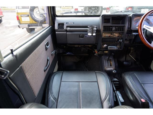 ジムニー 　／オールペイントデザートカーキ／２インチアップ／最終５型モデル／クラシックグリル／ジオランダーマッドタイヤ／前後ステンレスバンパー／クリスタルヘッドライト／ドライブレコーダー／シートカバー／エアコン／（24枚目）