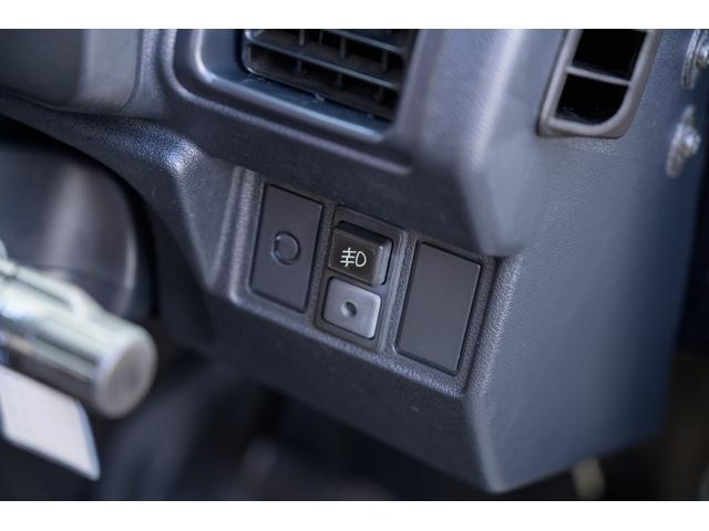 ジムニー 　／オールペイントデザートカーキ／２インチアップ／最終５型モデル／クラシックグリル／ジオランダーマッドタイヤ／前後ステンレスバンパー／クリスタルヘッドライト／ドライブレコーダー／シートカバー／エアコン／（27枚目）