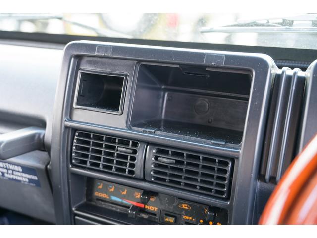 ジムニー 　／オールペイントデザートカーキ／２インチアップ／最終５型モデル／クラシックグリル／ジオランダーマッドタイヤ／前後ステンレスバンパー／クリスタルヘッドライト／ドライブレコーダー／シートカバー／エアコン／（30枚目）