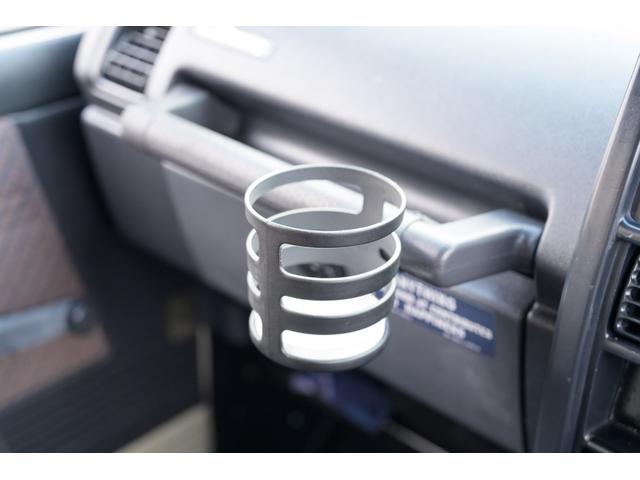 ジムニー 　／オールペイントデザートカーキ／２インチアップ／最終５型モデル／クラシックグリル／ジオランダーマッドタイヤ／前後ステンレスバンパー／クリスタルヘッドライト／ドライブレコーダー／シートカバー／エアコン／（31枚目）