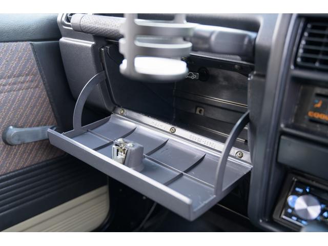 ジムニー 　／オールペイントデザートカーキ／２インチアップ／最終５型モデル／クラシックグリル／ジオランダーマッドタイヤ／前後ステンレスバンパー／クリスタルヘッドライト／ドライブレコーダー／シートカバー／エアコン／（32枚目）