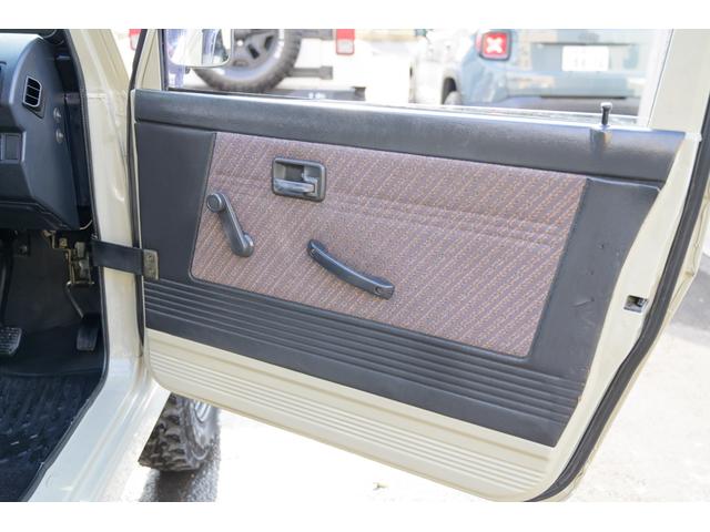 ジムニー 　／オールペイントデザートカーキ／２インチアップ／最終５型モデル／クラシックグリル／ジオランダーマッドタイヤ／前後ステンレスバンパー／クリスタルヘッドライト／ドライブレコーダー／シートカバー／エアコン／（37枚目）