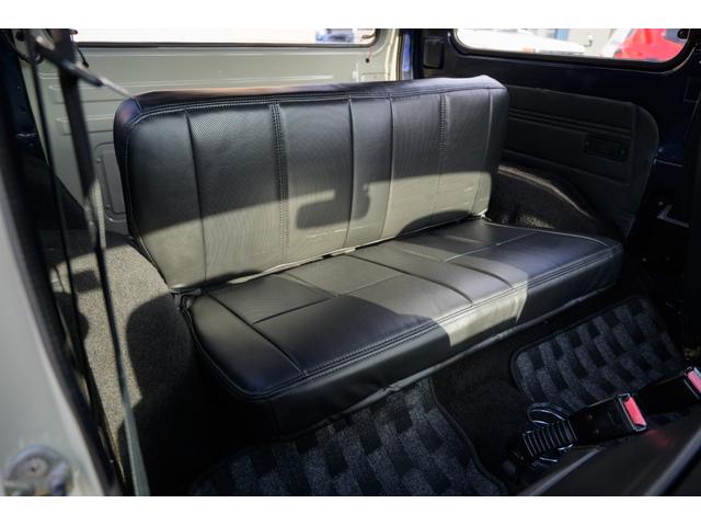 ジムニー 　／オールペイントデザートカーキ／２インチアップ／最終５型モデル／クラシックグリル／ジオランダーマッドタイヤ／前後ステンレスバンパー／クリスタルヘッドライト／ドライブレコーダー／シートカバー／エアコン／（40枚目）