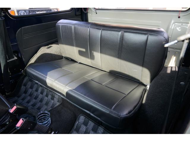 ジムニー 　／オールペイントデザートカーキ／２インチアップ／最終５型モデル／クラシックグリル／ジオランダーマッドタイヤ／前後ステンレスバンパー／クリスタルヘッドライト／ドライブレコーダー／シートカバー／エアコン／（41枚目）