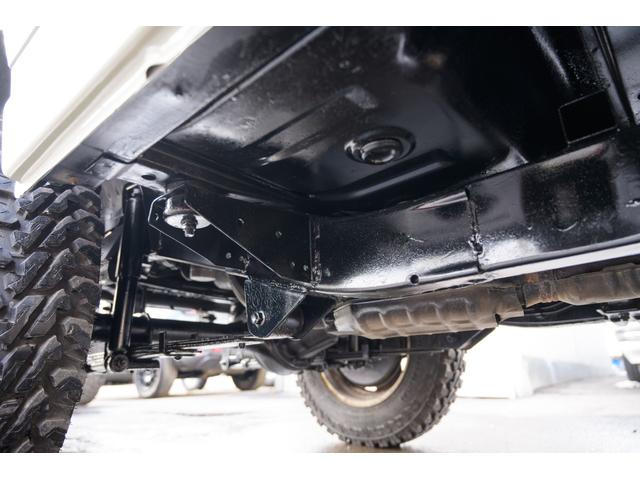 ジムニー 　／オールペイントデザートカーキ／２インチアップ／最終５型モデル／クラシックグリル／ジオランダーマッドタイヤ／前後ステンレスバンパー／クリスタルヘッドライト／ドライブレコーダー／シートカバー／エアコン／（54枚目）