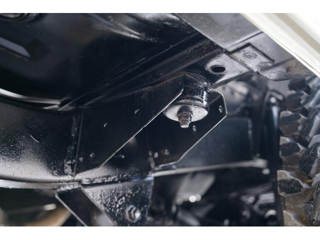 ジムニー 　／オールペイントデザートカーキ／２インチアップ／最終５型モデル／クラシックグリル／ジオランダーマッドタイヤ／前後ステンレスバンパー／クリスタルヘッドライト／ドライブレコーダー／シートカバー／エアコン／（63枚目）