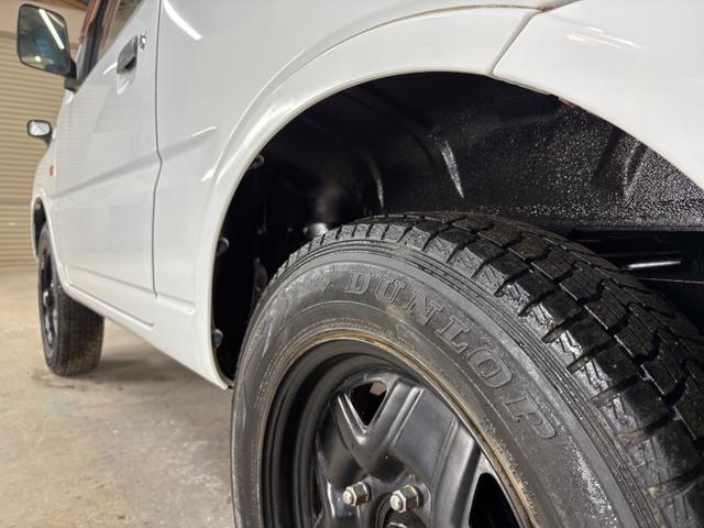 ジムニー XG 4WD/本州産/3型/5MT/ナビ/TV/下防錆済/ABS/ETC/キーレス/スタットレスタイヤ装着/純正ゴムマット/ドアバイザー/背面タイヤカバー/ライトコーティング/エアコン//検2年/(18枚目)