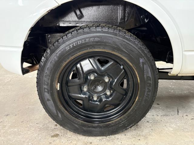 ジムニー XG 4WD/本州産/3型/5MT/ナビ/TV/下防錆済/ABS/ETC/キーレス/スタットレスタイヤ装着/純正ゴムマット/ドアバイザー/背面タイヤカバー/ライトコーティング/エアコン//検2年/(24枚目)