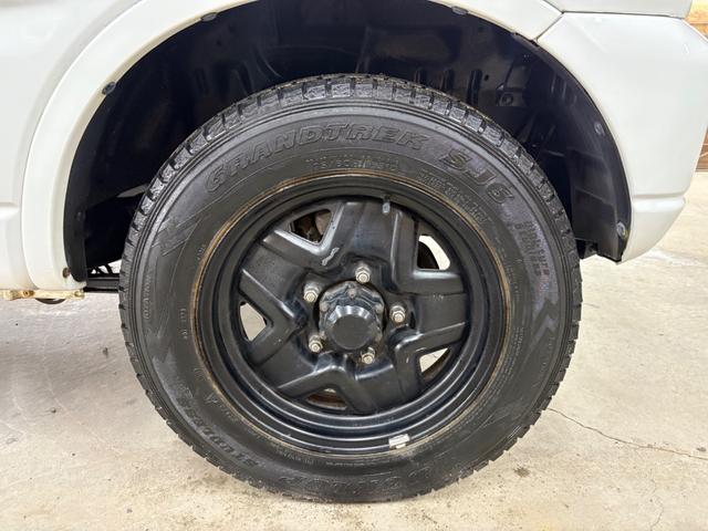 ジムニー XG 4WD/本州産/3型/5MT/ナビ/TV/下防錆済/ABS/ETC/キーレス/スタットレスタイヤ装着/純正ゴムマット/ドアバイザー/背面タイヤカバー/ライトコーティング/エアコン//検2年/(25枚目)