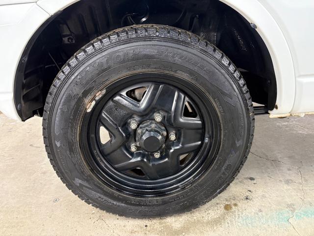 ジムニー XG 4WD/本州産/3型/5MT/ナビ/TV/下防錆済/ABS/ETC/キーレス/スタットレスタイヤ装着/純正ゴムマット/ドアバイザー/背面タイヤカバー/ライトコーティング/エアコン//検2年/(26枚目)