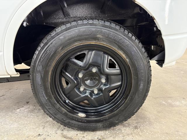 ジムニー XG 4WD/本州産/3型/5MT/ナビ/TV/下防錆済/ABS/ETC/キーレス/スタットレスタイヤ装着/純正ゴムマット/ドアバイザー/背面タイヤカバー/ライトコーティング/エアコン//検2年/(27枚目)