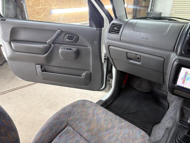 ジムニー XG 4WD/本州産/3型/5MT/ナビ/TV/下防錆済/ABS/ETC/キーレス/スタットレスタイヤ装着/純正ゴムマット/ドアバイザー/背面タイヤカバー/ライトコーティング/エアコン//検2年/(29枚目)