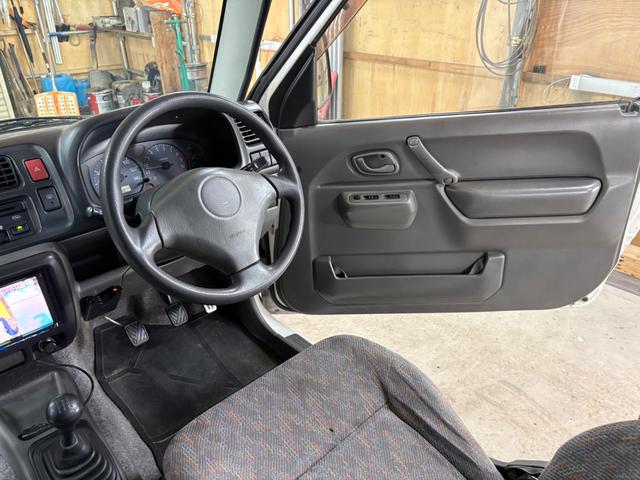 ジムニー XG 4WD/本州産/3型/5MT/ナビ/TV/下防錆済/ABS/ETC/キーレス/スタットレスタイヤ装着/純正ゴムマット/ドアバイザー/背面タイヤカバー/ライトコーティング/エアコン//検2年/(30枚目)