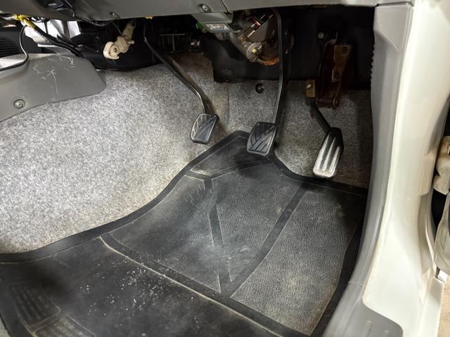 ジムニー XG 4WD/本州産/3型/5MT/ナビ/TV/下防錆済/ABS/ETC/キーレス/スタットレスタイヤ装着/純正ゴムマット/ドアバイザー/背面タイヤカバー/ライトコーティング/エアコン//検2年/(43枚目)