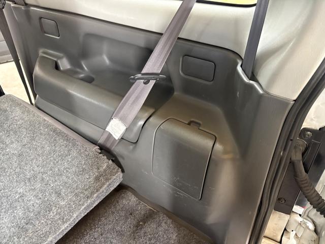 ジムニー XG 4WD/本州産/3型/5MT/ナビ/TV/下防錆済/ABS/ETC/キーレス/スタットレスタイヤ装着/純正ゴムマット/ドアバイザー/背面タイヤカバー/ライトコーティング/エアコン//検2年/(50枚目)