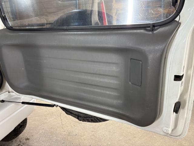 ジムニー XG 4WD/本州産/3型/5MT/ナビ/TV/下防錆済/ABS/ETC/キーレス/スタットレスタイヤ装着/純正ゴムマット/ドアバイザー/背面タイヤカバー/ライトコーティング/エアコン//検2年/(53枚目)