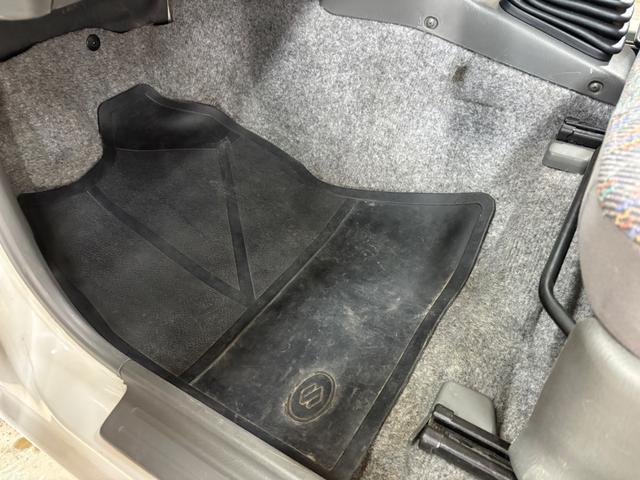 ジムニー XG 4WD/本州産/3型/5MT/ナビ/TV/下防錆済/ABS/ETC/キーレス/スタットレスタイヤ装着/純正ゴムマット/ドアバイザー/背面タイヤカバー/ライトコーティング/エアコン//検2年/(57枚目)