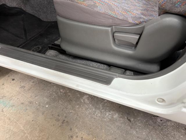 ジムニー XG 4WD/本州産/3型/5MT/ナビ/TV/下防錆済/ABS/ETC/キーレス/スタットレスタイヤ装着/純正ゴムマット/ドアバイザー/背面タイヤカバー/ライトコーティング/エアコン//検2年/(58枚目)