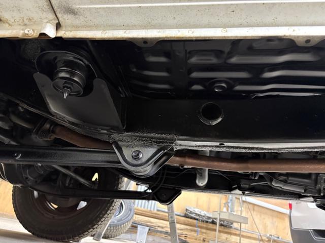 ジムニー XG 4WD/本州産/3型/5MT/ナビ/TV/下防錆済/ABS/ETC/キーレス/スタットレスタイヤ装着/純正ゴムマット/ドアバイザー/背面タイヤカバー/ライトコーティング/エアコン//検2年/(69枚目)