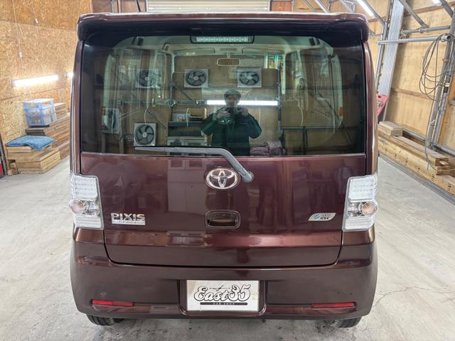 ピクシススペース カスタム X 4WD 夏冬タイヤホイル付 純正エンジンスターター 下防錆塗装済 エコアイドル キーフリー オートエアコン ライトコーティング 電動格納ウィンカーミラー 純正フロアマット・ドアバイザー HIDライト(5枚目)