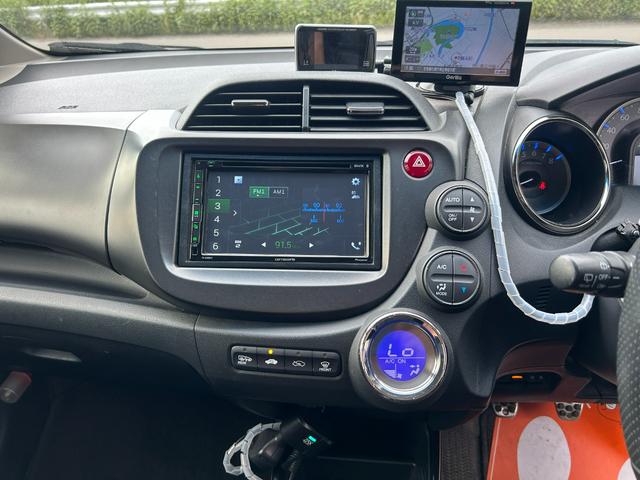 フィットハイブリッド ＲＳ　ハイブリッド　ＥＴＣ　ナビ　オートクルーズコントロール　ＨＩＤ　キーレスエントリー　電動格納ミラー　ＭＴ　盗難防止システム　衝突安全ボディ　アルミホイール　ＣＤ　ＡＢＳ　ＥＳＣ　エアコン（2枚目）