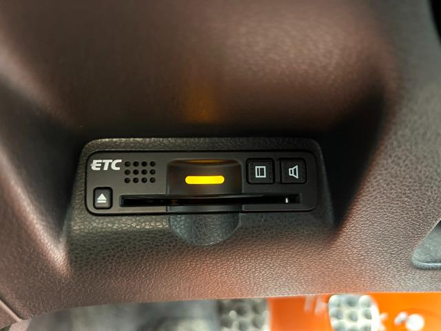 フィットハイブリッド ＲＳ　ハイブリッド　ＥＴＣ　ナビ　オートクルーズコントロール　ＨＩＤ　キーレスエントリー　電動格納ミラー　ＭＴ　盗難防止システム　衝突安全ボディ　アルミホイール　ＣＤ　ＡＢＳ　ＥＳＣ　エアコン（6枚目）