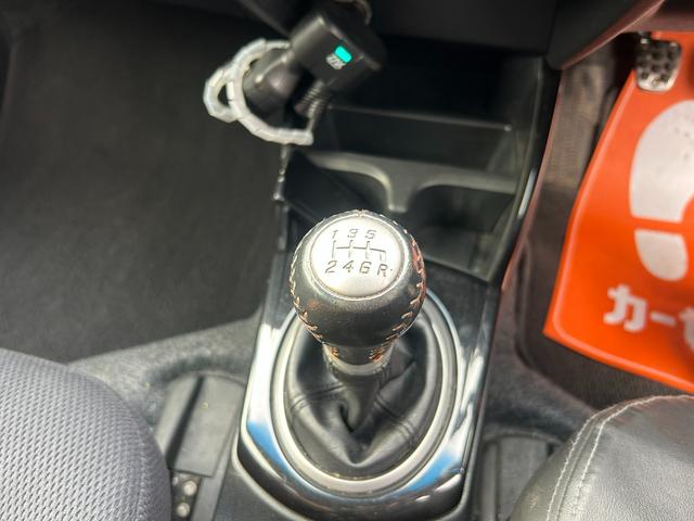 フィットハイブリッド ＲＳ　ハイブリッド　ＥＴＣ　ナビ　オートクルーズコントロール　ＨＩＤ　キーレスエントリー　電動格納ミラー　ＭＴ　盗難防止システム　衝突安全ボディ　アルミホイール　ＣＤ　ＡＢＳ　ＥＳＣ　エアコン（7枚目）