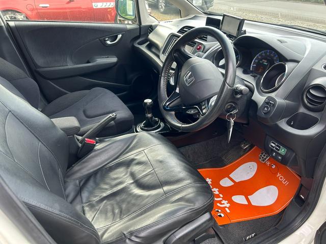 フィットハイブリッド ＲＳ　ハイブリッド　ＥＴＣ　ナビ　オートクルーズコントロール　ＨＩＤ　キーレスエントリー　電動格納ミラー　ＭＴ　盗難防止システム　衝突安全ボディ　アルミホイール　ＣＤ　ＡＢＳ　ＥＳＣ　エアコン（9枚目）