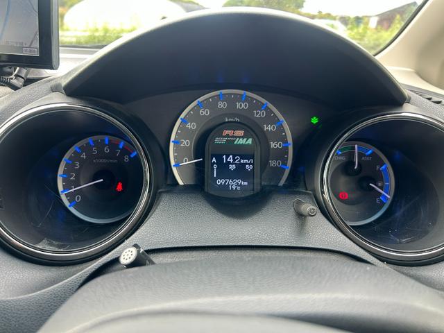 フィットハイブリッド ＲＳ　ハイブリッド　ＥＴＣ　ナビ　オートクルーズコントロール　ＨＩＤ　キーレスエントリー　電動格納ミラー　ＭＴ　盗難防止システム　衝突安全ボディ　アルミホイール　ＣＤ　ＡＢＳ　ＥＳＣ　エアコン（11枚目）
