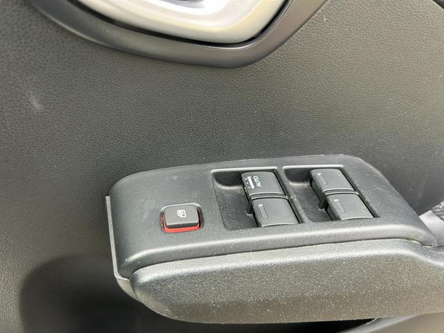 フィットハイブリッド ＲＳ　ハイブリッド　ＥＴＣ　ナビ　オートクルーズコントロール　ＨＩＤ　キーレスエントリー　電動格納ミラー　ＭＴ　盗難防止システム　衝突安全ボディ　アルミホイール　ＣＤ　ＡＢＳ　ＥＳＣ　エアコン（12枚目）