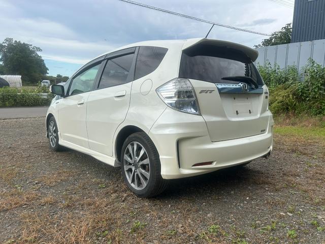 フィットハイブリッド ＲＳ　ハイブリッド　ＥＴＣ　ナビ　オートクルーズコントロール　ＨＩＤ　キーレスエントリー　電動格納ミラー　ＭＴ　盗難防止システム　衝突安全ボディ　アルミホイール　ＣＤ　ＡＢＳ　ＥＳＣ　エアコン（18枚目）
