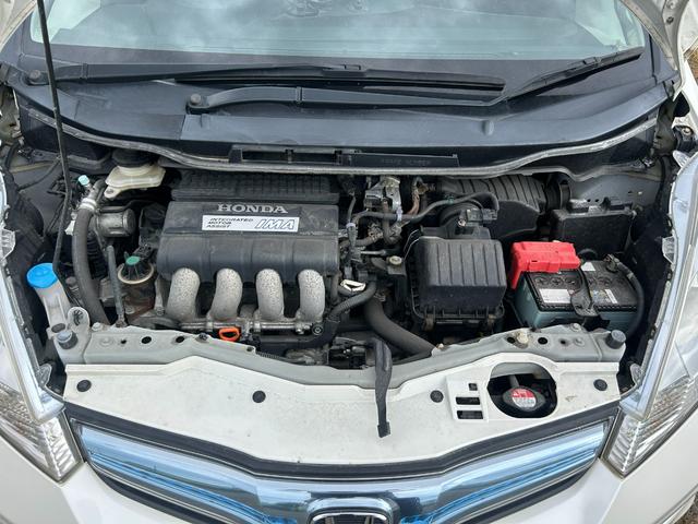 フィットハイブリッド ＲＳ　ハイブリッド　ＥＴＣ　ナビ　オートクルーズコントロール　ＨＩＤ　キーレスエントリー　電動格納ミラー　ＭＴ　盗難防止システム　衝突安全ボディ　アルミホイール　ＣＤ　ＡＢＳ　ＥＳＣ　エアコン（20枚目）