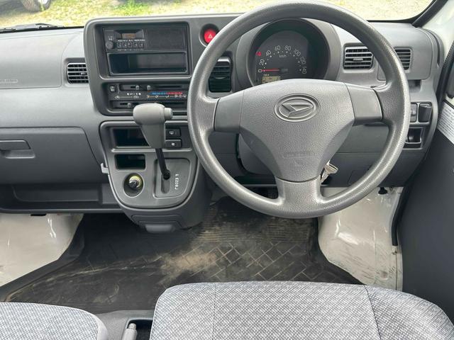 ハイゼットカーゴ スペシャル　４ＷＤ　ＡＴ　両側スライドドア　アルミホイール　エアコン　運転席エアバッグ　助手席エアバッグ（3枚目）
