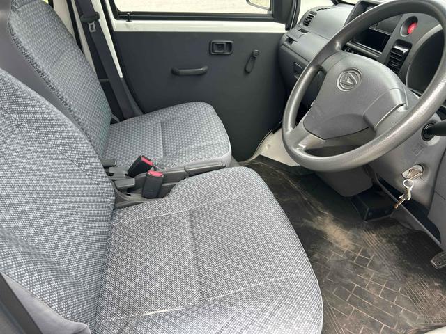 ハイゼットカーゴ スペシャル　４ＷＤ　ＡＴ　両側スライドドア　アルミホイール　エアコン　運転席エアバッグ　助手席エアバッグ（6枚目）