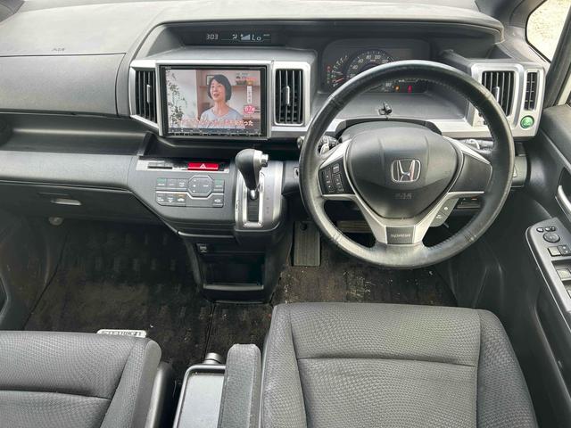 ステップワゴンスパーダ Ｚ　４ＷＤ　ＥＴＣ　バックカメラ　ＴＶ　オートクルーズコントロール　両側電動スライドドア　オートライト　ＨＩＤ　スマートキー　アイドリングストップ　電動格納ミラー　３列シート　ＣＶＴ　盗難防止システム（2枚目）