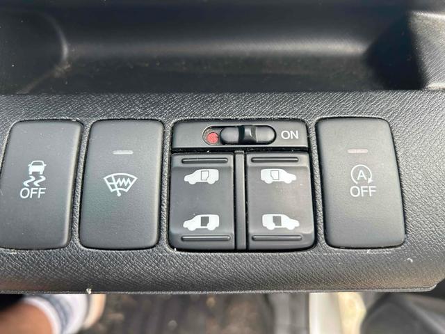 ステップワゴンスパーダ Ｚ　４ＷＤ　ＥＴＣ　バックカメラ　ＴＶ　オートクルーズコントロール　両側電動スライドドア　オートライト　ＨＩＤ　スマートキー　アイドリングストップ　電動格納ミラー　３列シート　ＣＶＴ　盗難防止システム（6枚目）