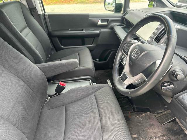 ステップワゴンスパーダ Ｚ　４ＷＤ　ＥＴＣ　バックカメラ　ＴＶ　オートクルーズコントロール　両側電動スライドドア　オートライト　ＨＩＤ　スマートキー　アイドリングストップ　電動格納ミラー　３列シート　ＣＶＴ　盗難防止システム（8枚目）