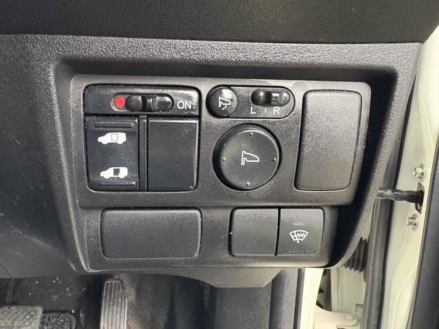 フリードスパイク Ｇ　ジャストセレクション　４ＷＤ　ブルートゥース対応　ＥＴＣ　ＴＶ　両側スライド・片側電動　ＨＩＤ　スマートキー　電動格納ミラー　ウォークスルー　ＡＴ　アルミホイール　ＡＢＳ　エアコン　パワーステアリング（6枚目）