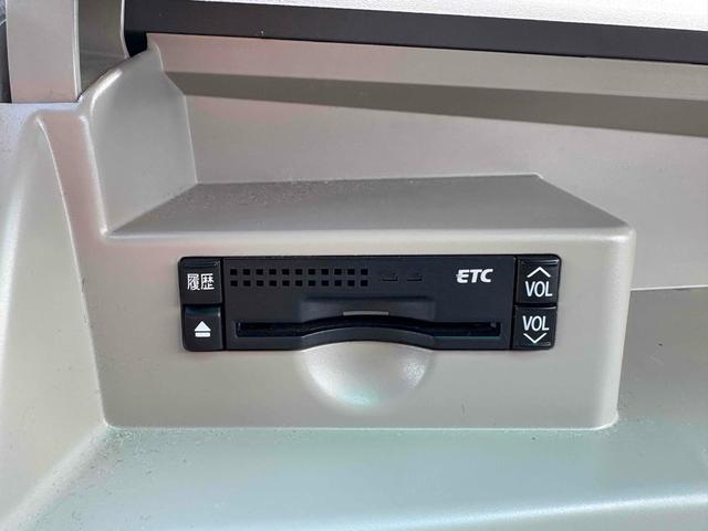 エスティマハイブリッド Ｘ　４ＷＤ　ＥＴＣ　バックカメラ　ナビ　ＴＶ　クリアランスソナー　オートクルーズコントロール　両側電動スライドドア　ＨＩＤ　スマートキー　電動格納ミラー　３列シート　ＣＶＴ　１００Ｖ電源　盗難防止システム（7枚目）