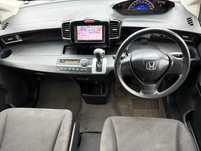 フリード G ジャストセレクション 4WD バックカメラ TV 両側スライド・片側電動 スマートキー 電動格納ミラー 3列シート AT アルミホイール 盗難防止システム 衝突安全ボディ ABS ESC エアコン パワーステアリング(2枚目)