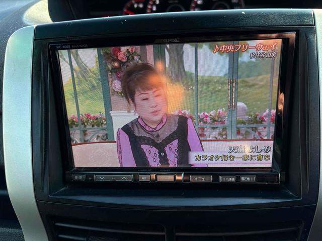 ヴォクシー ＺＳ　４ＷＤ　ＥＴＣ　バックカメラ　ＴＶ　両側電動スライドドア　ＨＩＤ　スマートキー　電動格納ミラー　シートヒーター　３列シート　ウォークスルー　ＣＶＴ　アルミホイール　盗難防止システム　衝突安全ボディ（5枚目）