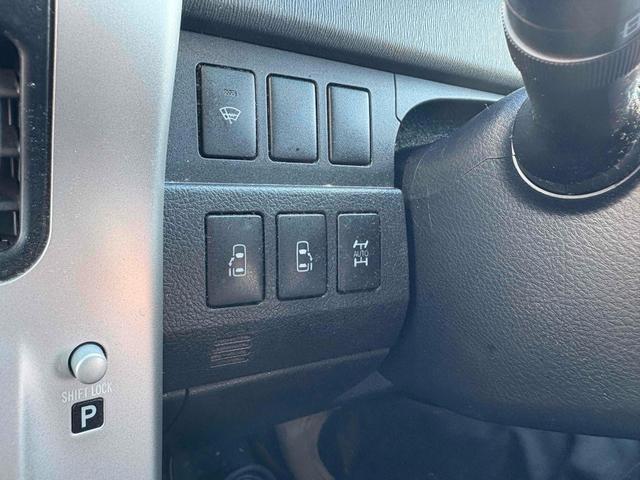 ヴォクシー ＺＳ　４ＷＤ　ＥＴＣ　バックカメラ　ＴＶ　両側電動スライドドア　ＨＩＤ　スマートキー　電動格納ミラー　シートヒーター　３列シート　ウォークスルー　ＣＶＴ　アルミホイール　盗難防止システム　衝突安全ボディ（8枚目）