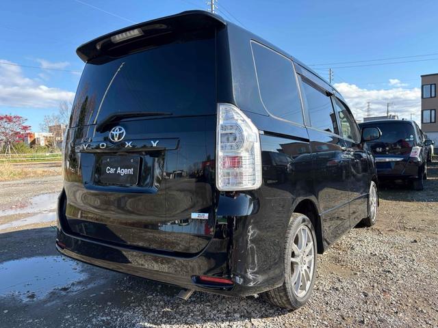 ヴォクシー ＺＳ　４ＷＤ　ＥＴＣ　バックカメラ　ＴＶ　両側電動スライドドア　ＨＩＤ　スマートキー　電動格納ミラー　シートヒーター　３列シート　ウォークスルー　ＣＶＴ　アルミホイール　盗難防止システム　衝突安全ボディ（22枚目）
