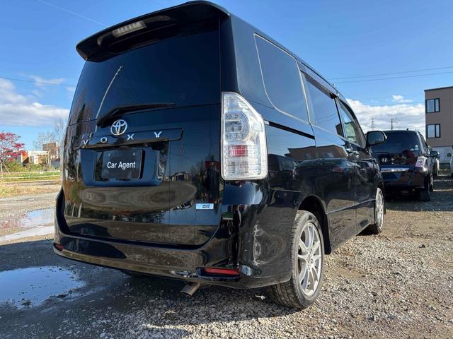 ヴォクシー ＺＳ　４ＷＤ　ＥＴＣ　バックカメラ　ＴＶ　両側電動スライドドア　ＨＩＤ　スマートキー　電動格納ミラー　シートヒーター　３列シート　ウォークスルー　ＣＶＴ　アルミホイール　盗難防止システム　衝突安全ボディ（23枚目）