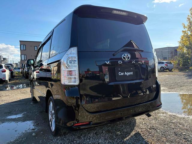 ヴォクシー ＺＳ　４ＷＤ　ＥＴＣ　バックカメラ　ＴＶ　両側電動スライドドア　ＨＩＤ　スマートキー　電動格納ミラー　シートヒーター　３列シート　ウォークスルー　ＣＶＴ　アルミホイール　盗難防止システム　衝突安全ボディ（28枚目）