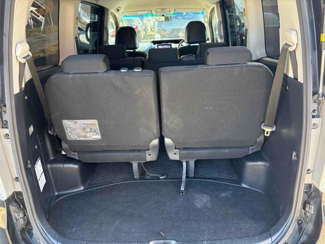 ヴォクシー ＺＳ　４ＷＤ　ＥＴＣ　バックカメラ　ＴＶ　両側電動スライドドア　ＨＩＤ　スマートキー　電動格納ミラー　シートヒーター　３列シート　ウォークスルー　ＣＶＴ　アルミホイール　盗難防止システム　衝突安全ボディ（30枚目）