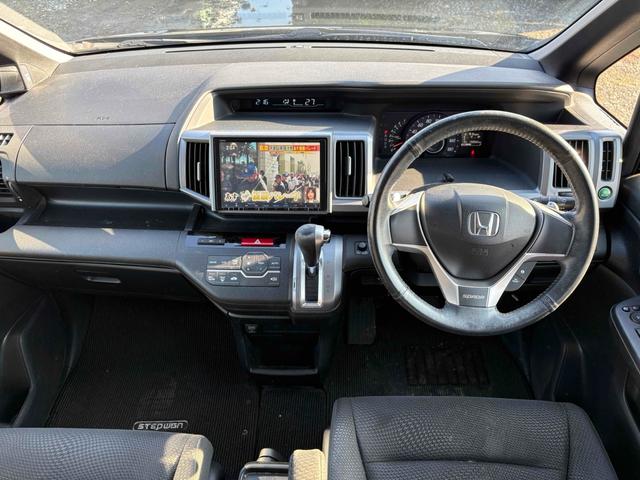 ステップワゴンスパーダ Ｚ　４ＷＤ　ＥＴＣ　バックカメラ　ＴＶ　クリアランスソナー　両側電動スライドドア　ＨＩＤ　スマートキー　アイドリングストップ　電動格納ミラー　後席モニター　３列シート　ＣＶＴ　アルミホイール（2枚目）