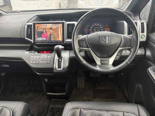 ステップワゴンスパーダ パワーエディション 4WD ETC バックカメラ TV 両側電動スライドドア HID スマートキー アイドリングストップ 3列シート CVT 盗難防止システム 衝突安全ボディ ABS ESC エアコン パワーステアリング(3枚目)